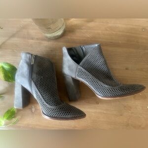 Vince Camuto 3’ Ankle Booties! Leather / Sz 9.5